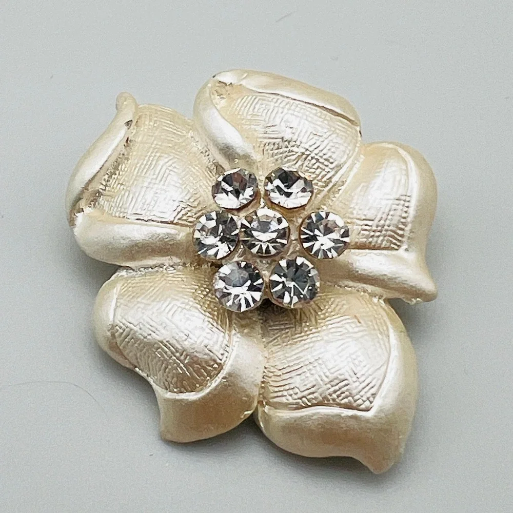 Vintage Cream Floral Brooch Rhinestone Center Textured Petals Flower‎ Pin
